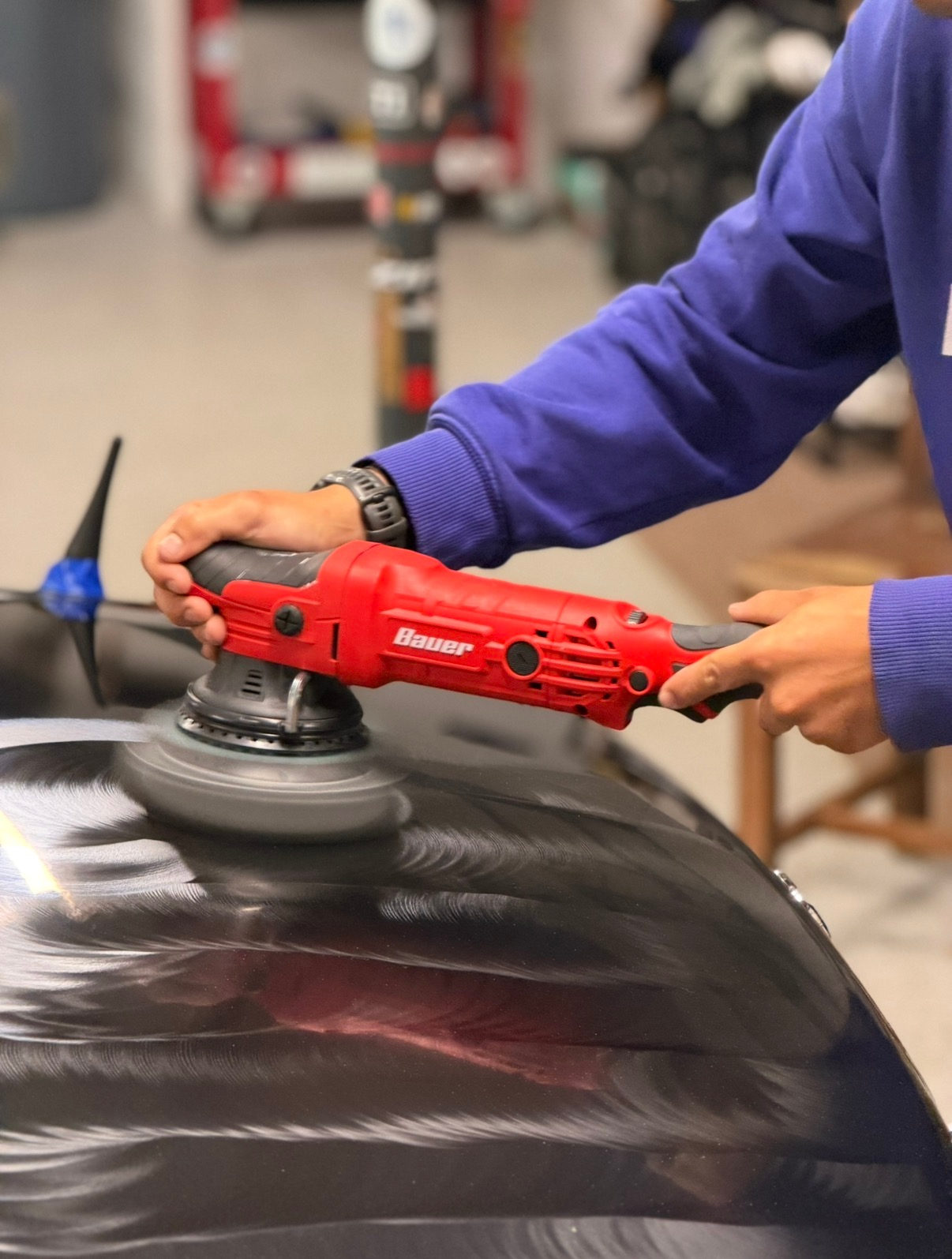 Machine polishing black paint in the shop